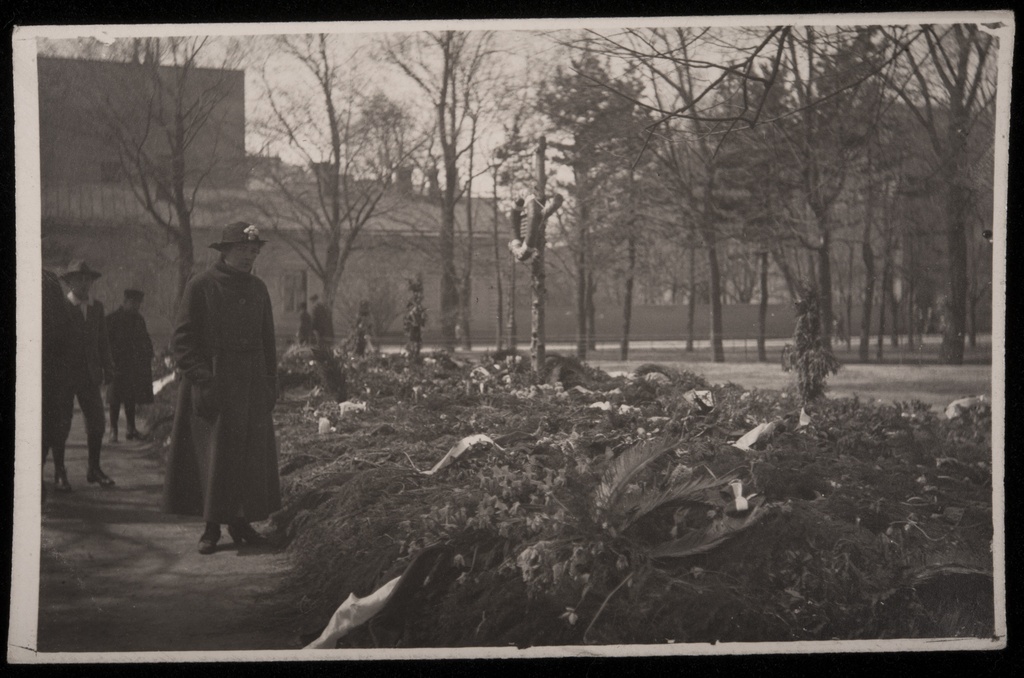 Vanha kirkkopuisto. Helsingin valtauksessa 1918 kaatuneiden mahdollisesti saksalaisten sotilaiden hauta.