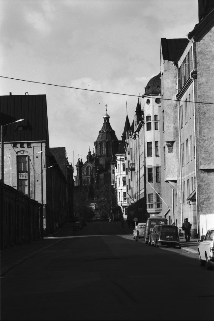 Katajanokka. Kruunuvuorenkatua luoteeseen Kruunuvuorenkatu 11:n kulmalta. Vasemmalla Pikku Satamakatu 6. Kadun päässä Uspenskin katedraali.