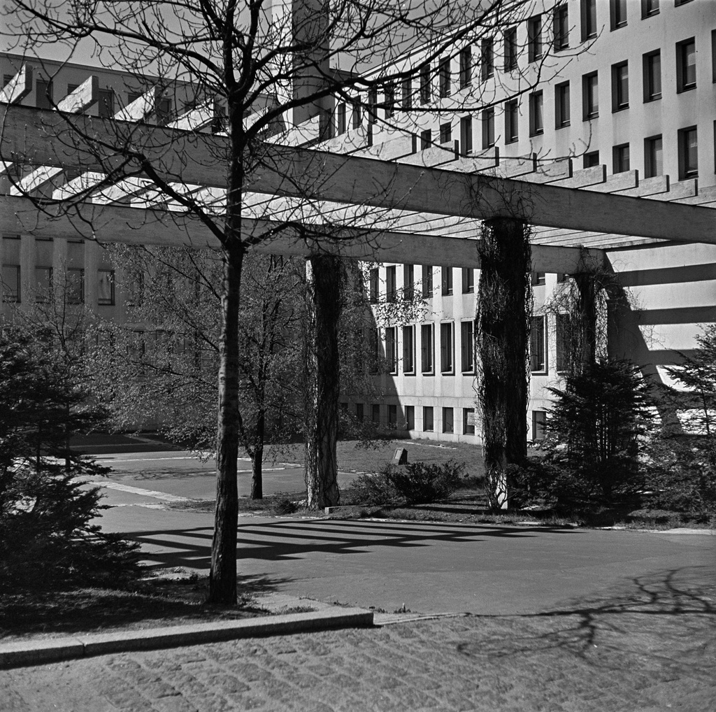 Metsätalo, käynti sisäpihalle. Unioninkatu 40.