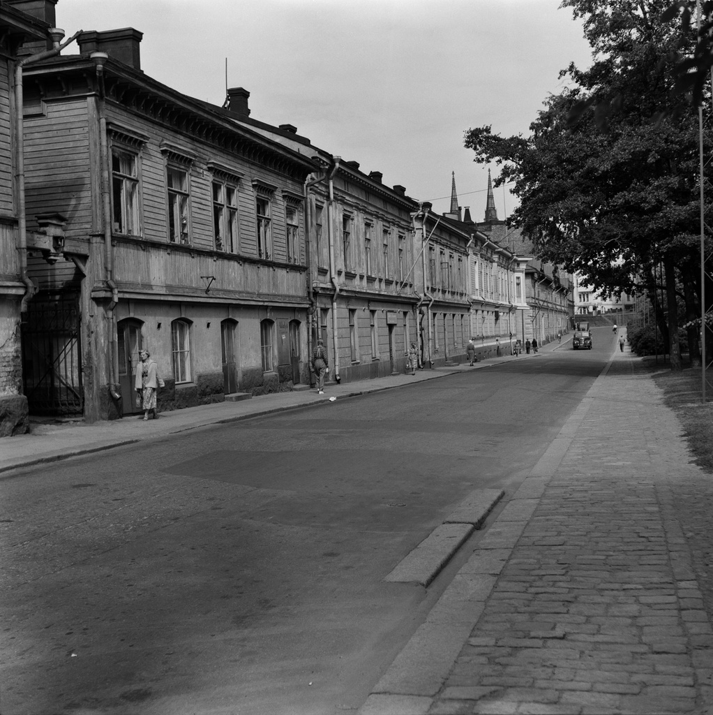 Sepänkatu 11, 9, 7. Sepänkatu 11 kivijalassa Akkutyö-liikkeen toimitilat. Taustalla Johanneksenkirkon tornit.