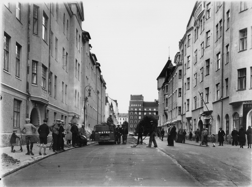 Kapteeninkatu 3, 5, 4-6. Kadun asfaltointia.