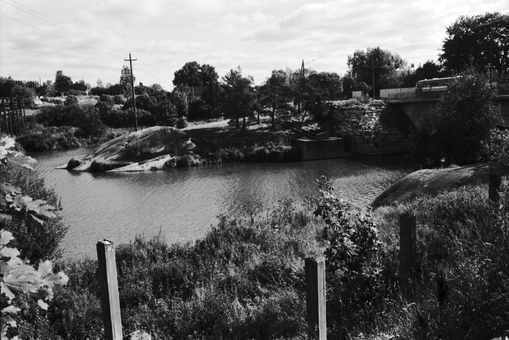Vanhankaupunginkoski. Näkymä Vantaanjoelta Vanhankaupunginkosken yläsuvannolta itään.