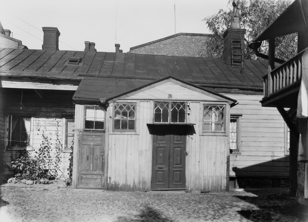 Yrjönkatu 29, pihan puolelta.