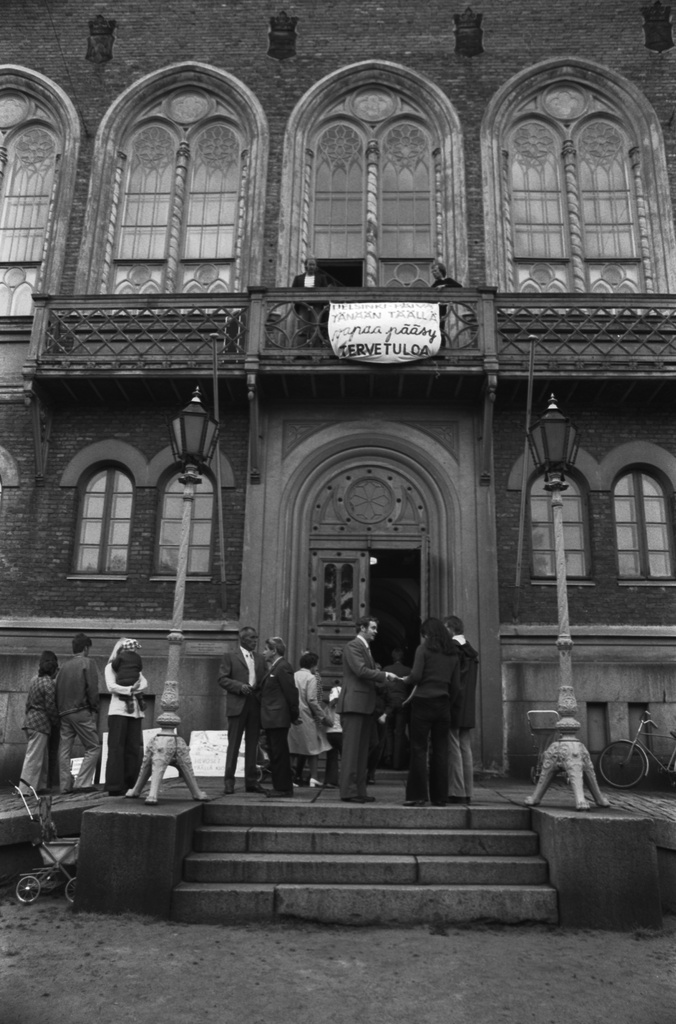 Ritarikatu 1. Ihmisiä Ritarihuoneen ovella Kruununhaan asukasyhdistyksen järjestämässä juhlassa Helsinki-päivänä 12.6.1975.