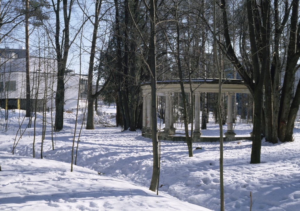 Huvila Hietalan villiintyneessä puutarha oleva pylväikkö. Leikonsaarentie 21. Vuosaari.