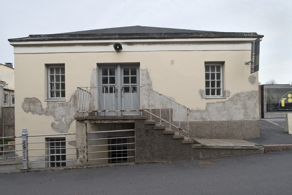 Suvilahden voimalaitosalue, Kiinteistö Oy Kaapelitalo. Porttihuoneen eteläpääty. Sisäänkäynti portaineen on säilynyt detaljeineen 1910-luvulta, muutoin rakennusta on laajennettu alkuperäiseen tyyliin sopivaksi. Suvilahden energiantuotantoalueen rakennukset on suunnitellut pääosin Selim A. Lindqvist.
