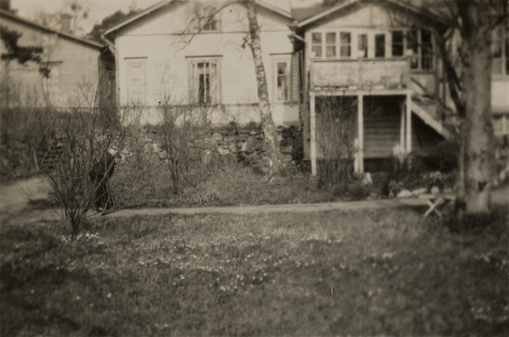 Villa Miramar. Puurakennuksia ja piha.