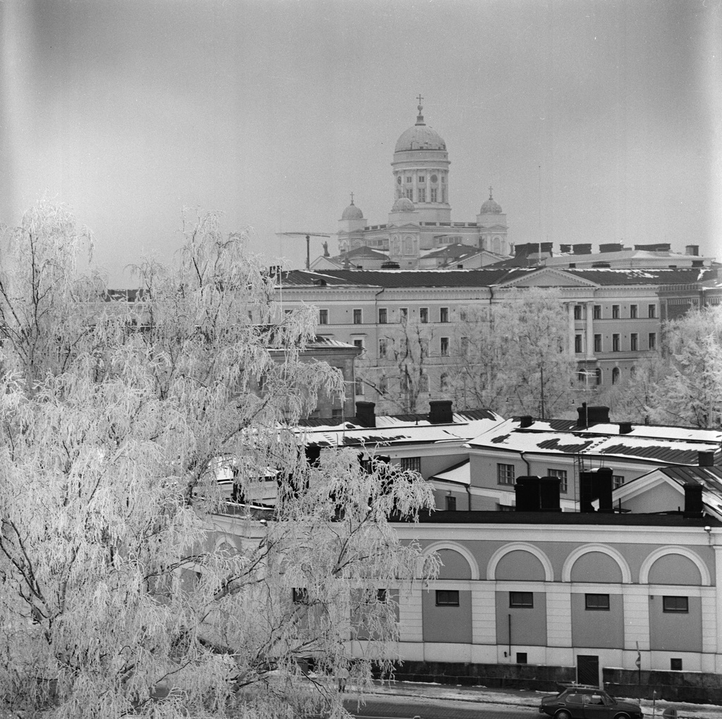 Talvinen näkymä Katajanokalta Kruununhakaan päin. Etualalla päävartio, taustalla Tuomiokirkko.