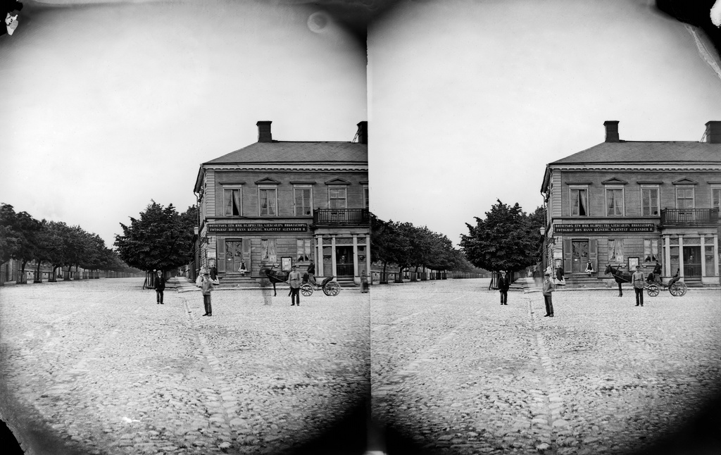 Läntinen Heikinkatu 6 (= Mannerheimintie 2), valokuvaaja Eugen Hoffersin valokuvaamo. Vasemmalla Bulevardi.