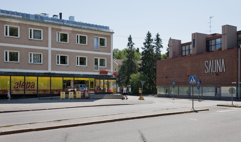 1950 -luvun lähiöarkkitehtuuria Maunulassa. Panoraamakuva, vasemmalla Metsäpurontie 23, rakennuksen ovat suunnitelleet arkkitehdit Cedercreutz ja Railo 1953. Oikealla Männikkötien ja Metsäpurotien risteyskohdassa sijaitsee asukastalo Saunabaari, rakennus valmistui 1952 yleiseksi saunaksi ja liiketiloiksi. Saunabaari on osa Viljo Revellin ja Keijo Petäjän suunnittelemaa Maunulan kansanasuntojen korttelia.