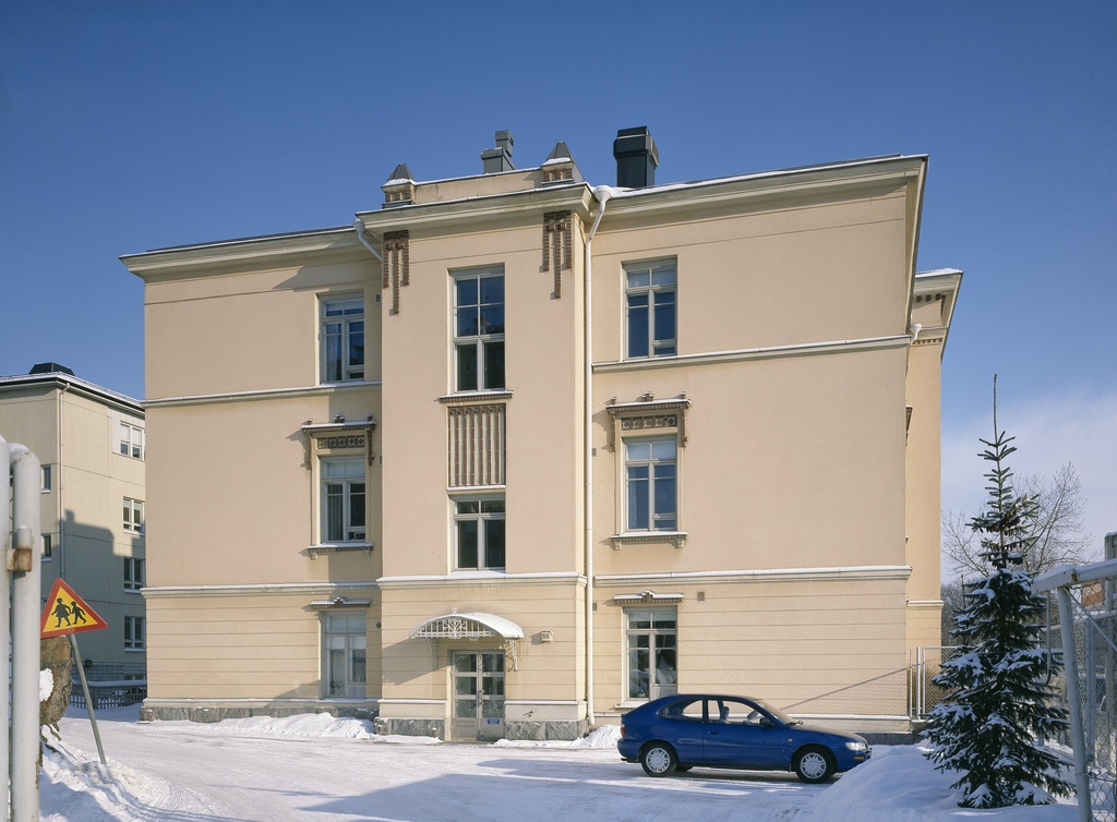 Helenan vanhainkoti, Hämeentie 55. Vanhainkoti valmistui 1913 venäläisen hyväntekeväisyysyhdistyksen toimesta.