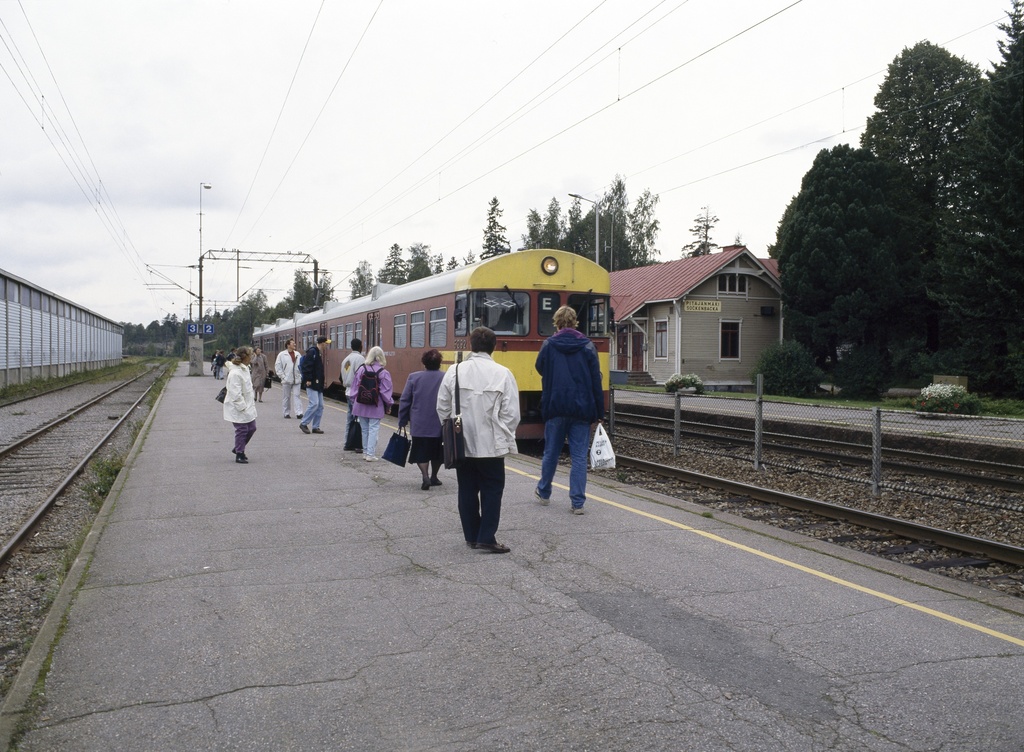 Paikallisjuna Pitäjänmäen rautatieasemalla.