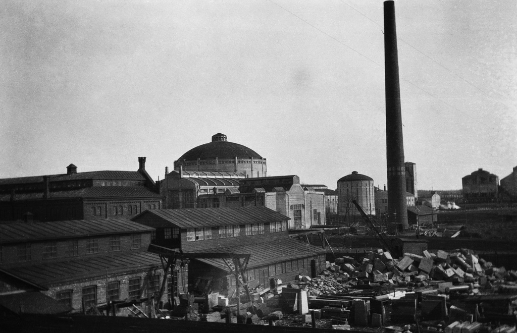 Sörnäisten rantatie 29, 31 (= Suvilahden kasarmi). Takana Suvilahden voimalaitos ennen laajennusta vuonna 1913 (Sörnäisten rantatie 20).