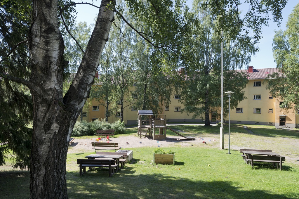 1950-luvun lähiöarkkitehtuuria Maunulassa, Männikkötie 5. Alueen rakennuksille ominaiset omintakeiset värit ja väriyhdistelmät ovat tärkeä osa rakennusten kulttuurihistoriallista arvoa. Maastoa täydentänyt pihasuunnittelu on synnyttänyt rehevän ja vivahteikkaan pihamiljöön.