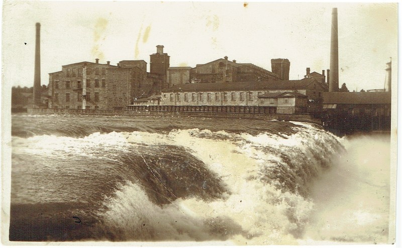 Narva Linavabrik on the shore of cos