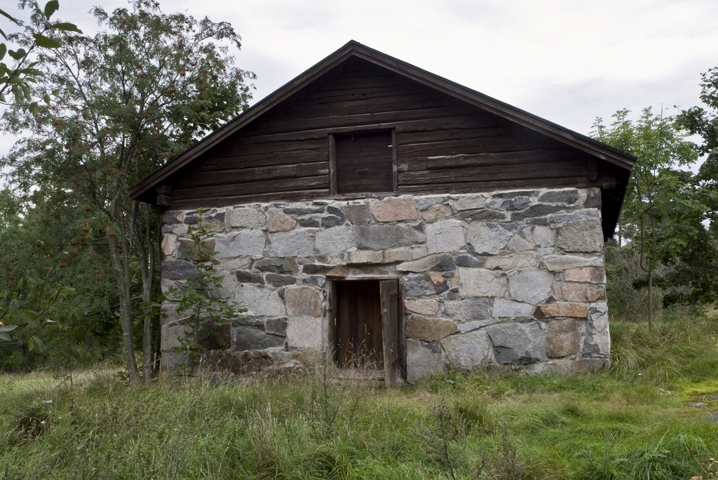 Laajasalo, Jollaksen kartanon kivimakasiini.