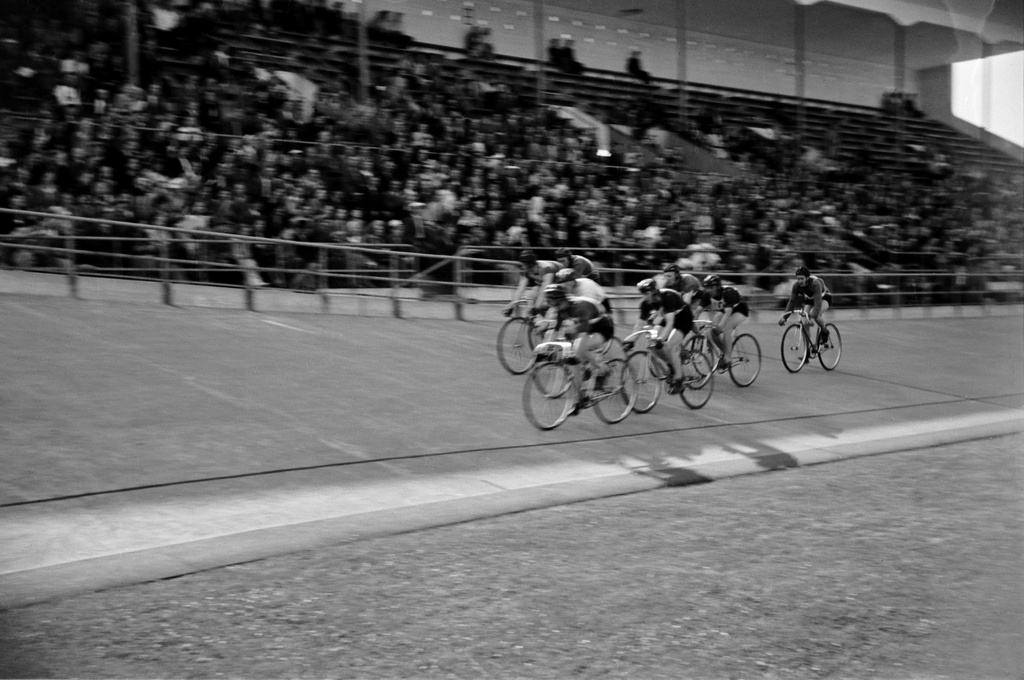 Velodrom, Helsingin pyöräilystadion, Suomen Työväen Urheiluliiton (TUL) tilaisuus, ratapyöräilijöitä.