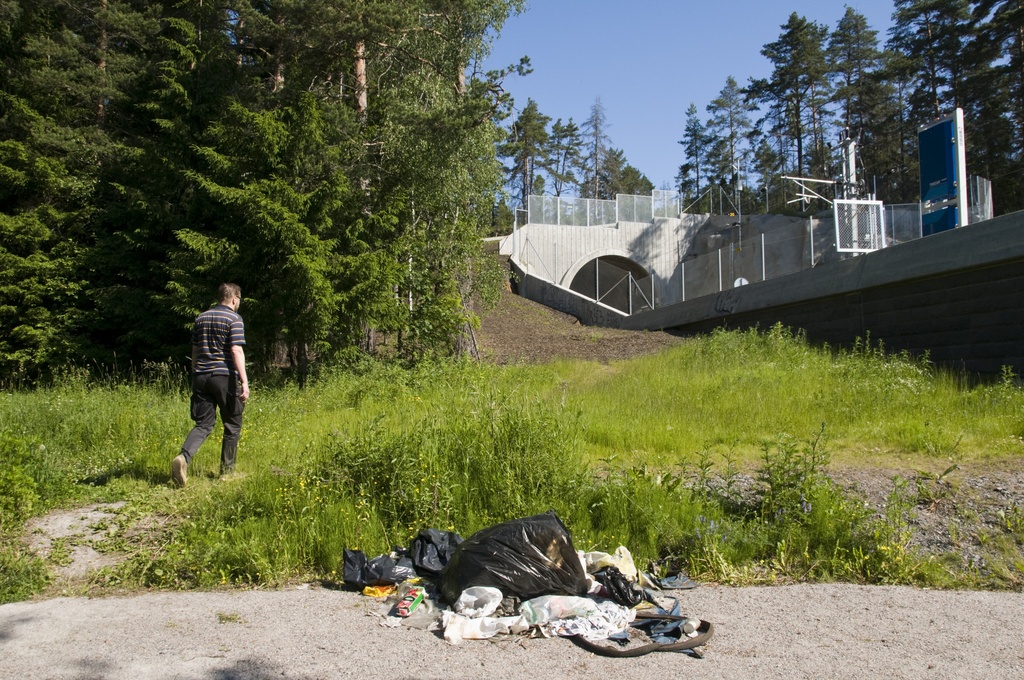 Salmenkallio. Kaupunginmuseon arkeologi Markku Heikkinen menossa Porvarinlahden kalkkilouhokselle, kalkkiuuneille?. Oikealla Vuosaaren satamaradan tunnelin suuaukko. Kalkkilouhos sijaitsee Porvarinlahden pohjoisrannalla. Louhokset olivat käytössä Viaporin eli Suomenlinnan rakentamisen aikana 1700-luvun jälkipuoliskolla.