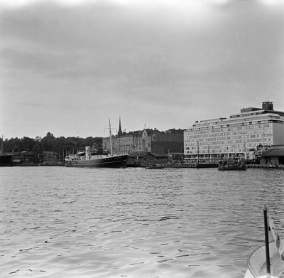 Eteläsatama, Edinburghin herttuan (prinssi Philipin) laiva "Patricia" Hotelli Palacen edustalla, taustalla vasemmalla Tähtitornin vuori (Tähtitorninmäki).  similar photo