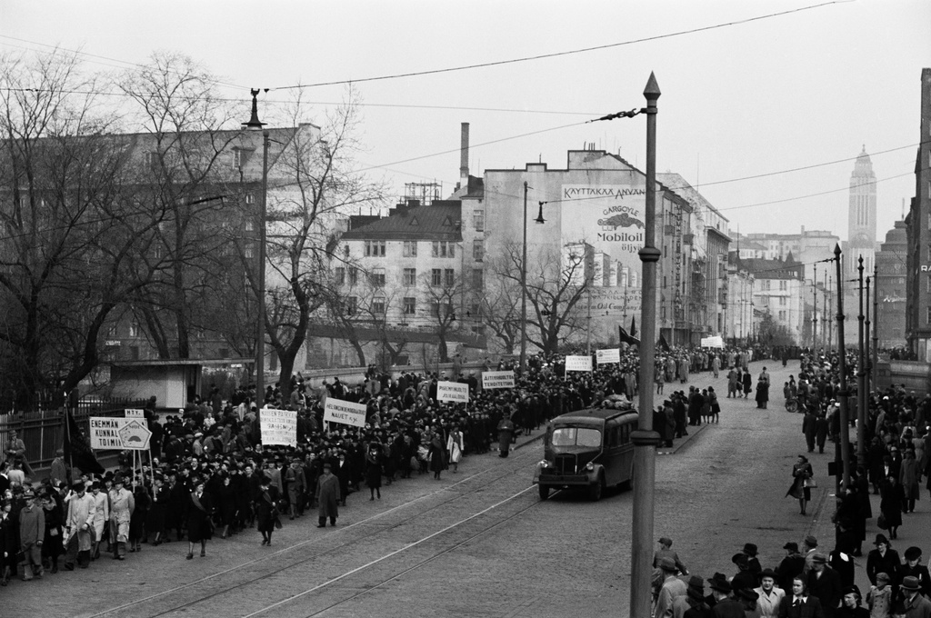 Vappukulkue ylittämässä Pitkääsiltaa matkalla vasemmistopuolueiden yhteiseen vappujuhlaan Stadionille.