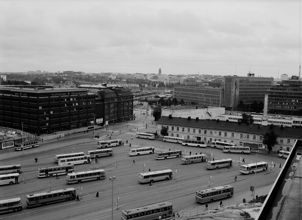 Kamppi, linja-autoaseman Kampin kenttä. Taustalla linja-autoasemarakennus. Panoraama Annankatu 34:stä. Syyskuu 1977.