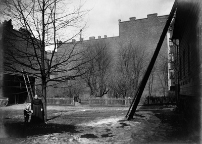 Bulevardi 3 - Yrjönkatu 9. Pihakuva. Jenny Florinin kodin piha. Kuvattu vuonna 1908 tai 1911?  duplicate photo