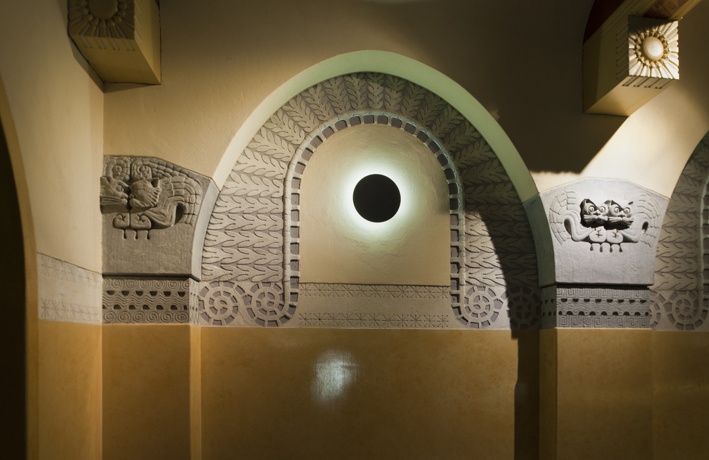 Jugendsali, Pohjoisesplanadi 19, Uschakoffin talo. Arkkitehti Lars Sonck vv. 1903-04, sisätilat arkkitehti Valter Jung. Luonto- ja eläinaiheista (kissan päät) kaarevalinjaista kivikaiverrusta holvikaarilla jaetussa seinässä. Privatbankenin pankkisalisali ja siihen liittyvän portaikon ja sisäänkäynnin jugendtyyliset arkkitehtuuri- ja koristemuodot tekivät siitä yhden aikakautensa merkittävimmistä julkisista sisätiloista. Sali oli vuonna 2013 kahvilakäytössä.