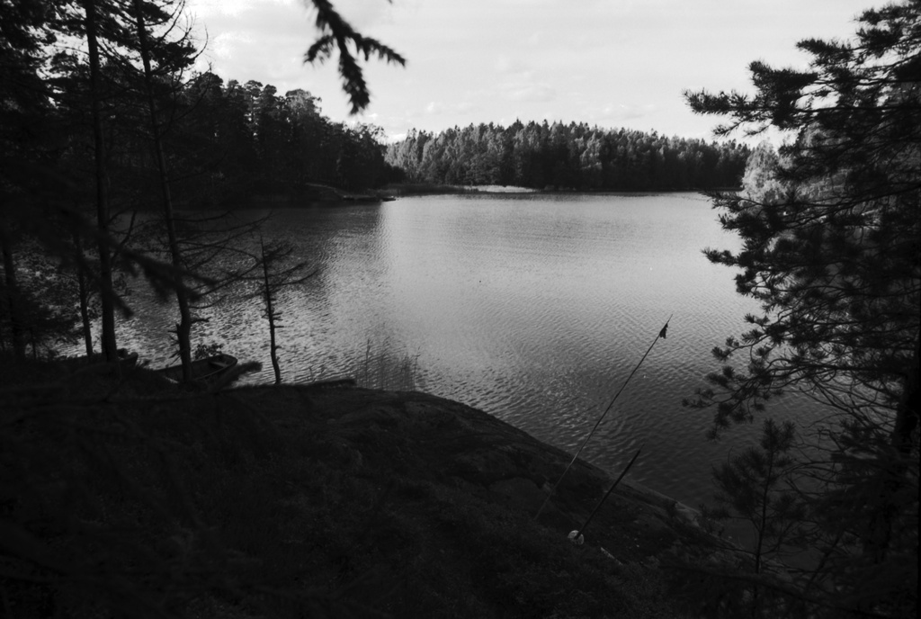 Jollas. Saunalahden jylhiä rantakallioita Itä-Jollaksessa.