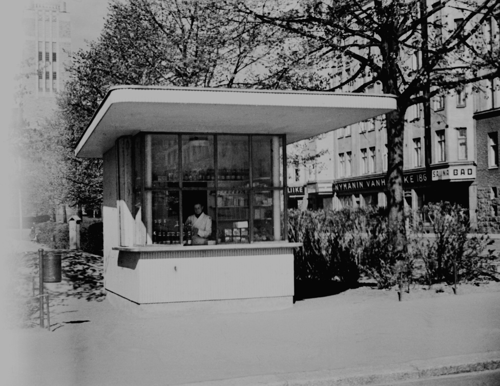 Kioski Karhupuistossa Fleminginkadun puolella, taustalla oikealla Agricolankatu 13, vasemmalla taustalla Kallion kirkko.