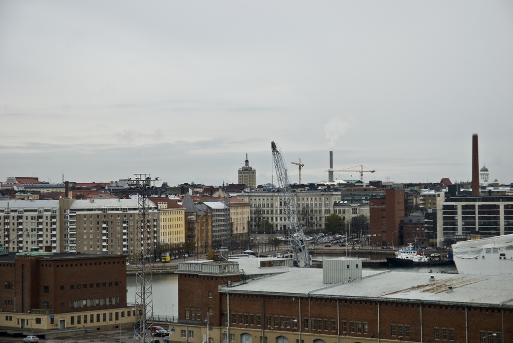 Länsisatama, Jätkäsaari. Näkymä Jätkäsaaren Bunkkerin katolta koilliseen kohti Hietalahtea. Etualla oikealla varastorakennus L3 Hietasaarenkuja 6 - Jätkäsaarenlaituri 7, vasemmalla varastorakennus L2 Hietasaarenkuja 4 - Jätkäsaarenlaituri 5. taustalla vasemmalla Hietalahdenranta 19, 17, 15, 13, 11.