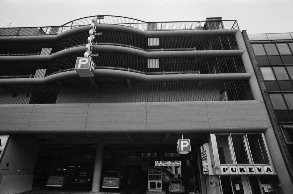 Fabianinkatu 30. Pukevan pysäköintitalon julkisivua Fabianinkadulla talon laajennusosan valmistuttua.