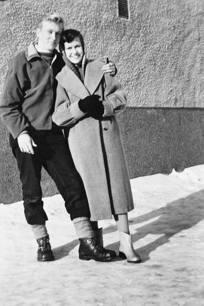 Lauttasaaren yhteiskoulun pihalla lukiolaisten talvimuotia, pojalla Lauttasaaren Pyrinnön verryttelypusero, tyttö muodikkaasti elefanttitossuissa.