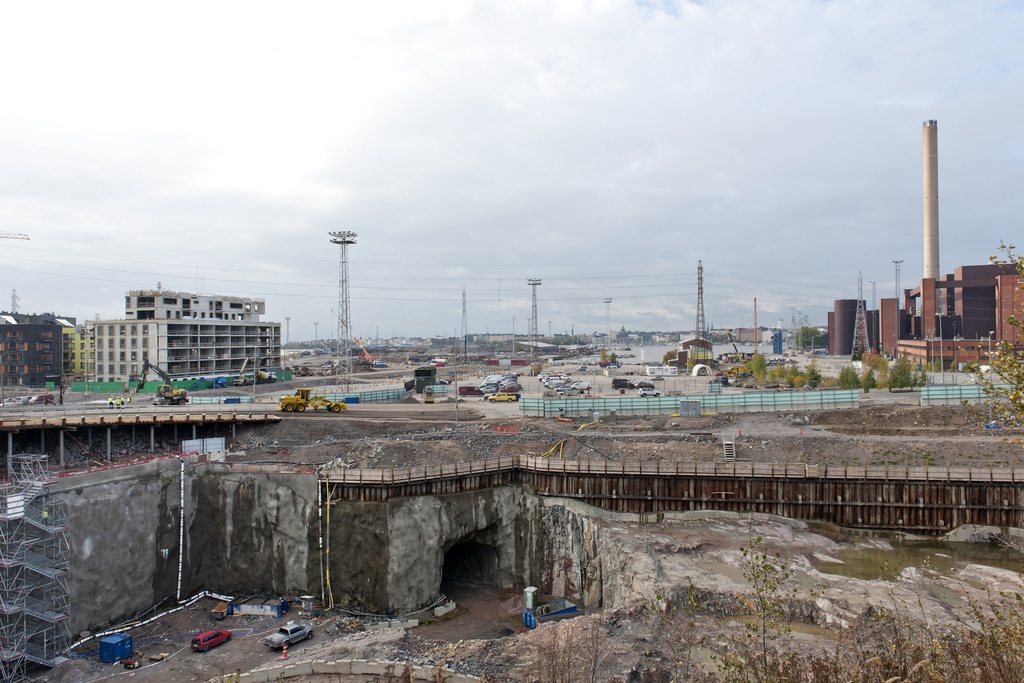 Kalasatama dokumentointi. Rakennustyömaan monttu Kulosaaren sillan ja Leonkadun välissä. Näkymä tulevan Kalasatamanpuiston suuntaan. Vasemmalla rakenteilla oleva kerrostalo, Arielinkatu 10. Oikealla Hanasaaren voimalaitos.
