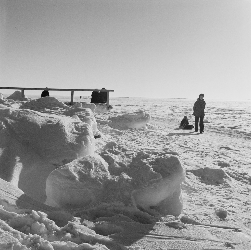 Ulkoilijoita jäällä Särkiniemen rannassa Lauttasaaressa.