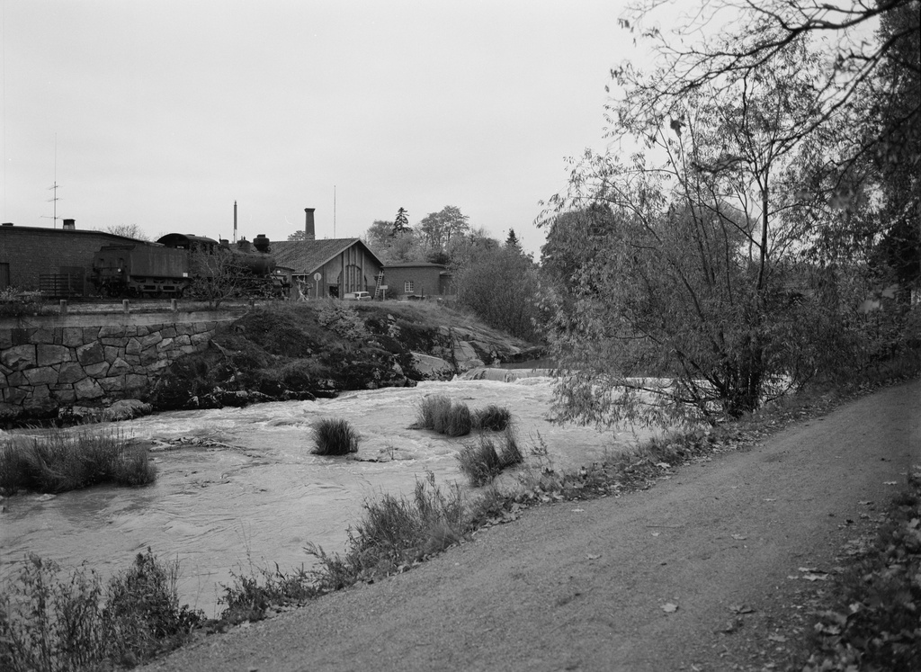 Vantaanjoki, itäinen koski.  Taustalla Tekniikan museon rakennuksia Kuninkaankartanonsaarella.