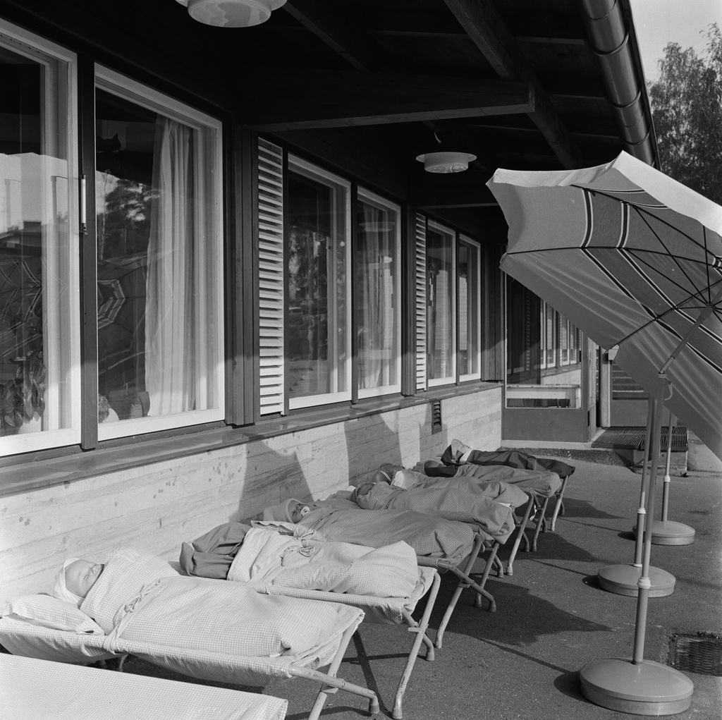 Siilitien lastenseimi. Hillerikuja 1, Herttoniemi. Lapset päiväunilla ulkoterassilla.