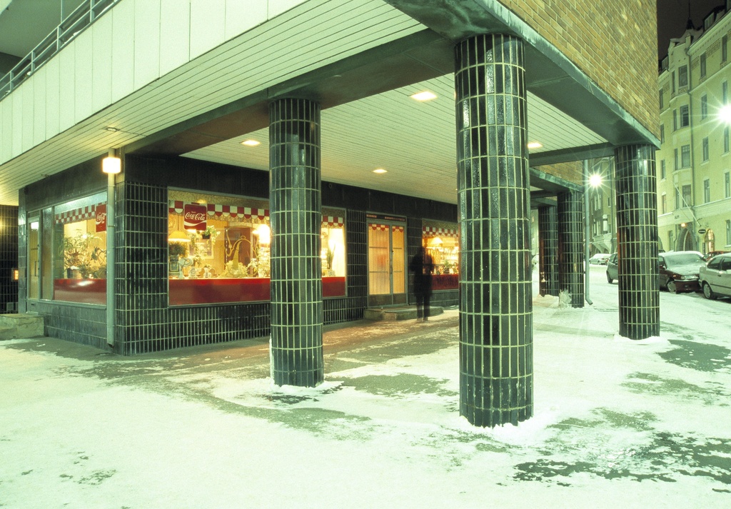 Cafe Mokka Pannu lumiselta kadulta päin katsottuna, Kapteeninkadun ja Pietarinkadun kulmassa, Kapteeninkatu 7, Ullanlinna.