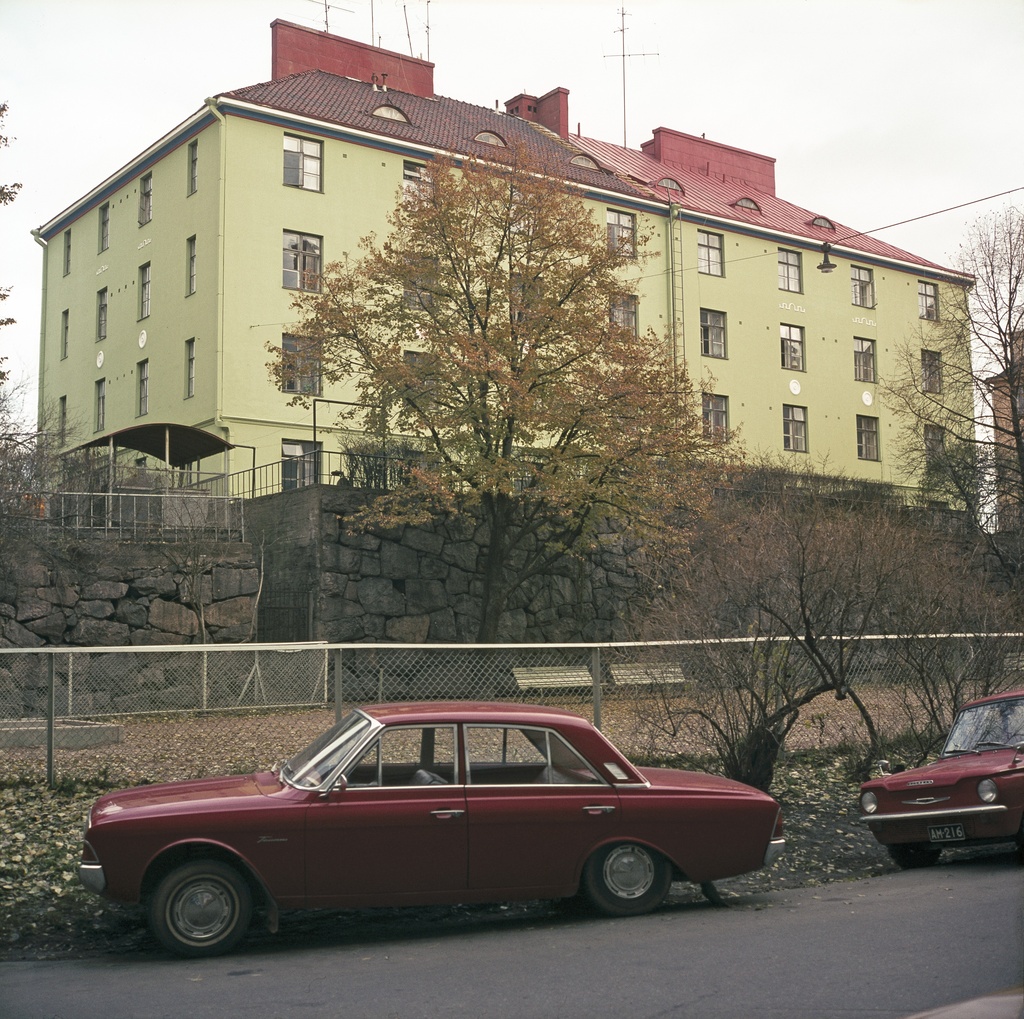 Torkkelinkuja 4. Rakennus maalattu kesällä 1970, jolloin kirkkaat värit yleistyivät rakennusten seinissä. Edessä Agricolanpuisto.