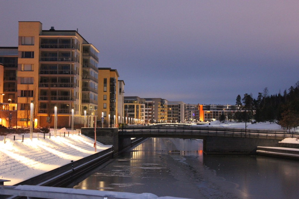 Talvinen näkymä kohti Uutelansiltaa Urheilukalastajansillalta Vuosaaressa. Vasemmalla Urheilukalastajankuja 2, oikealla Uutela.