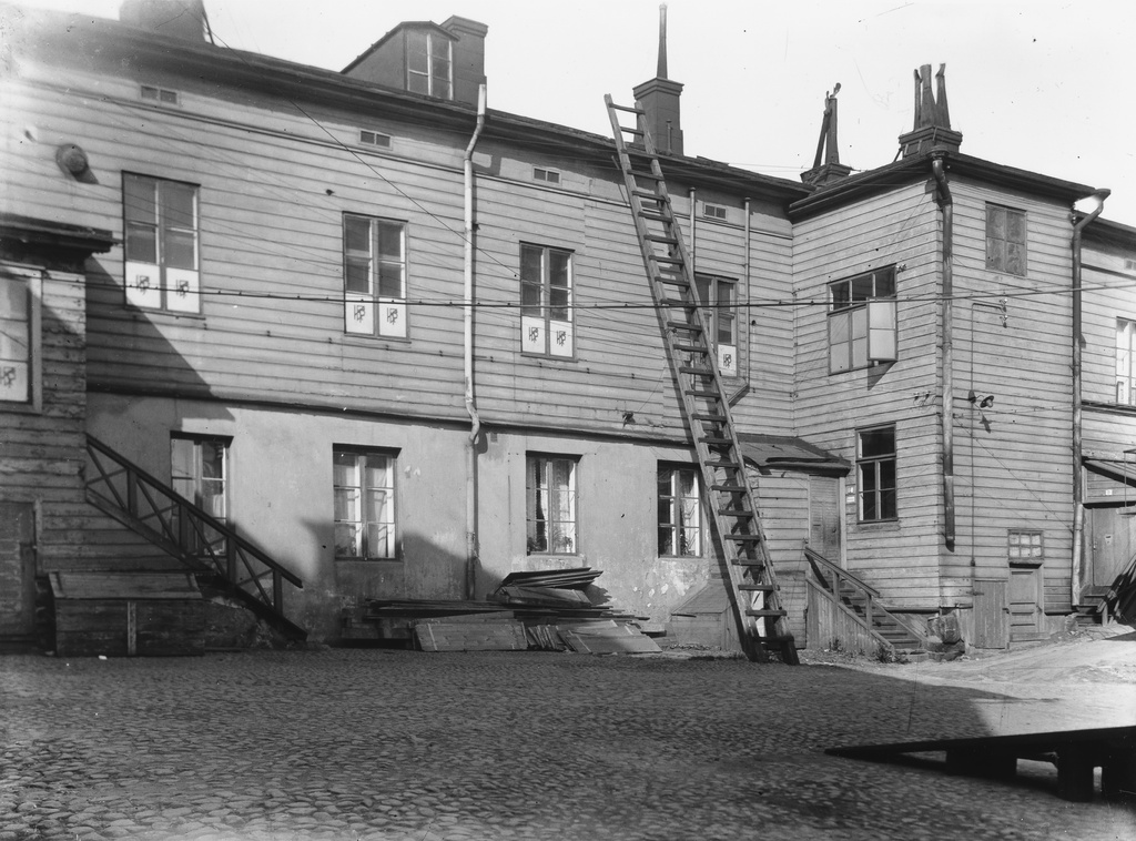 Heikinkatu 13  (Mannerheimintie 9), pihan puolelta.