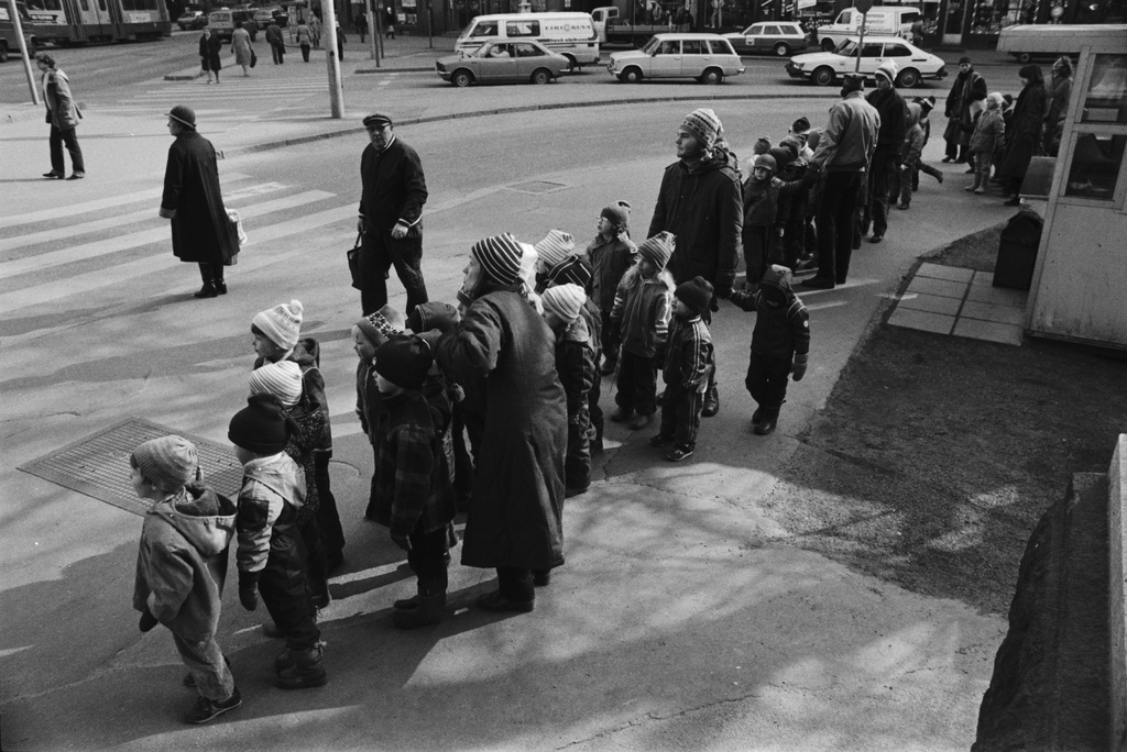 Kaivokatu 2. Vironniemen päiväkodin lapsia ja aikuisia Ateneumin kulmalla katselemassa Helsingin rautatientorin suuntaan. Kaupunkiin tutustuminen liittyi päiväkodissa kevätkaudella toteutettuun Viihtyisä ympäristö -projektiin.