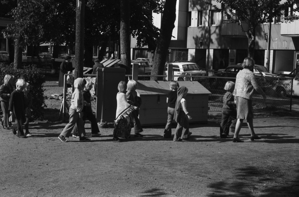 Tehtaanpuisto. Lapsia parijonossa lähdössä hoitajan kanssa Tertaanpuistosta Sepänkadun suuntaan.