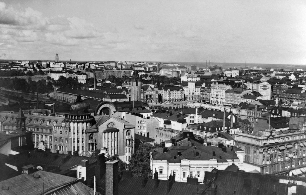 Panoraama Hotelli Tornista koilliseen. Etualalla Uusi ja Vanha ylioppilastalo. Taustalla Rautatientori.