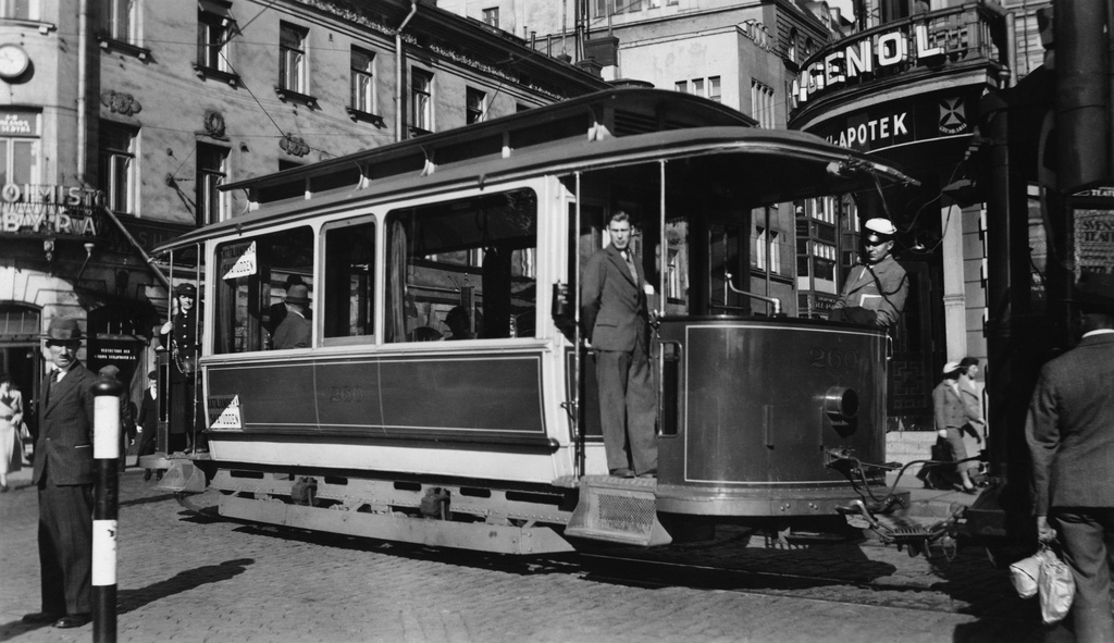 Katajanokan linjan raitiovaunu tulossa Kauppatorille Unioninkadun ja Pohjoisesplanadin risteyksessä. Taustalla vasemmalla Suomen Matkatoimisto, Unioninkatu 28.