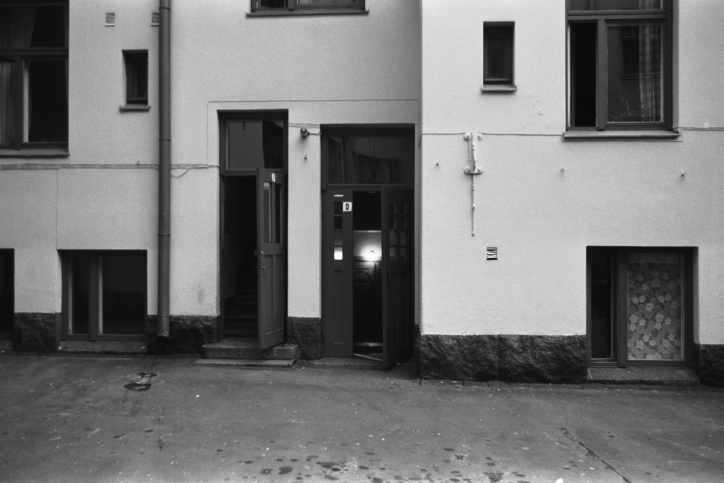 Kauppiaankatu 12. Sisäänkäynti vuokrattavana olevaan huoneeseen, entiseen pesutupaan.