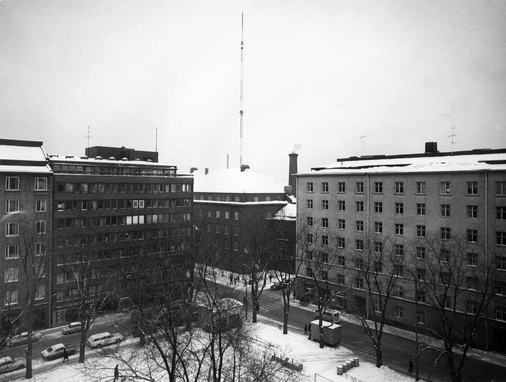 Eerikinkadun ja Albertinkadun kulma nähtynä Lapinlahden puistikon yli. Vasemmalla Eerinkinkatu 28, oikealla Albertinkatu 44, 42.