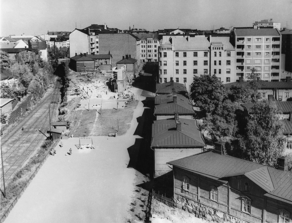 Työmiehenkatu 1-7, 9; 2, 4, 6. - Lastenkodinkatu 7, 9. Lastenkodinkatu 11, rakennuksen purkutyömaa. Yleisnäkymä Ruoholahdenkatu 21:sta.