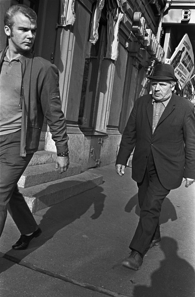 Mannerheimintie 16. Jalankulkijoita Mannerheimintiellä elokuvateatteri Bio Capitolin edessä. Iäkäs mies oikealla puku päällä ja hattu päässä.