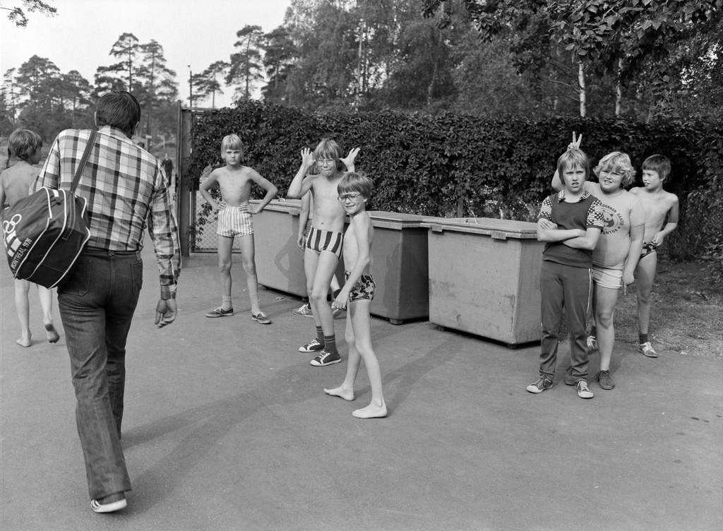 Koululaisia uimastadionilla.