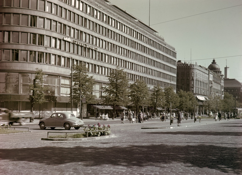 .Mannerheimintie 9, Sokoksen tavaratalo, 7, 5. Raitiovaunupysäkki. Sokoksen tavaratalo avattiin 1952.